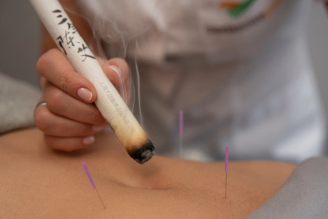 Moksoterapia - moc ognia ukryta w roślinie. Czym właściwie jest i jak działa moksa?