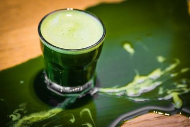 Zielony shake z sokiem z trawy jęczmiennej